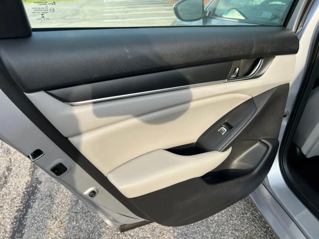 Honda Accord photo 21