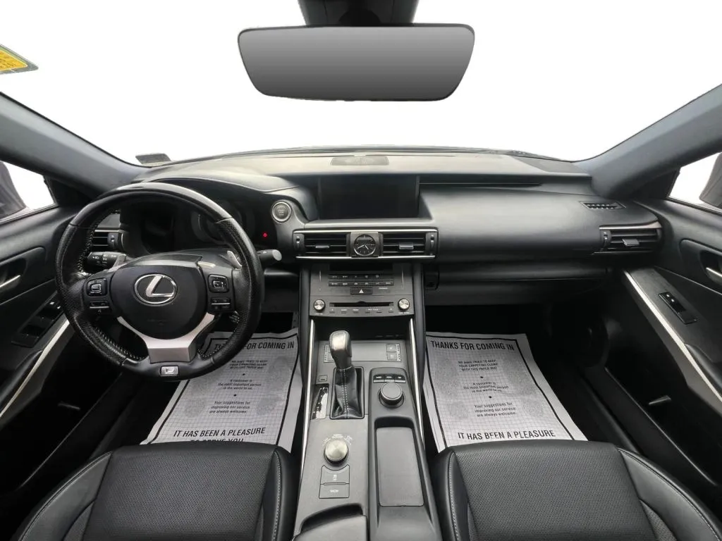 Lexus IS photo 11