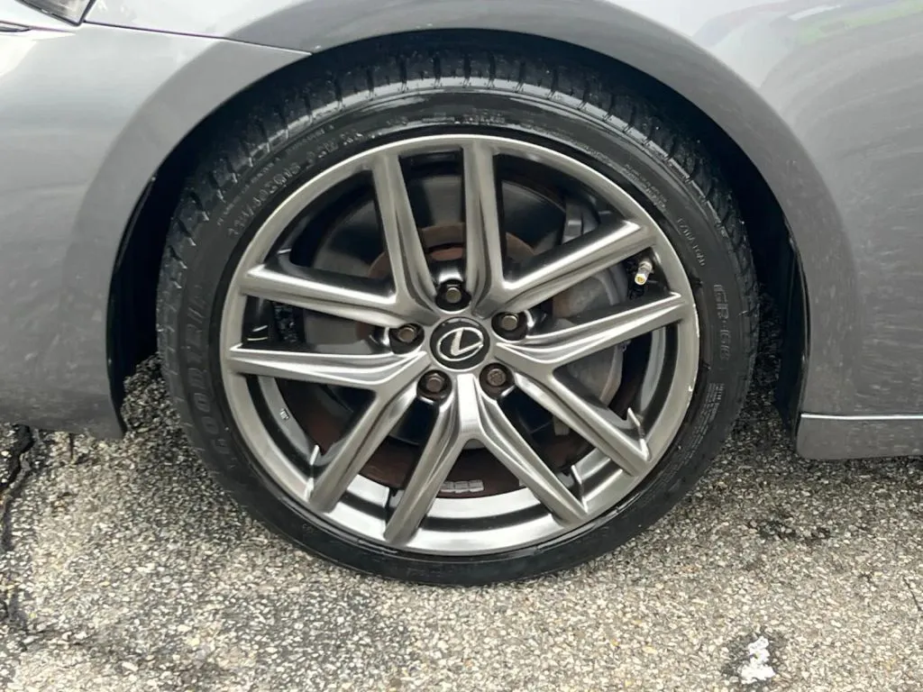 Lexus IS photo 31