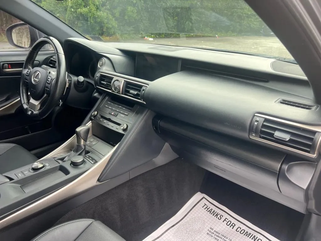 Lexus IS photo 17