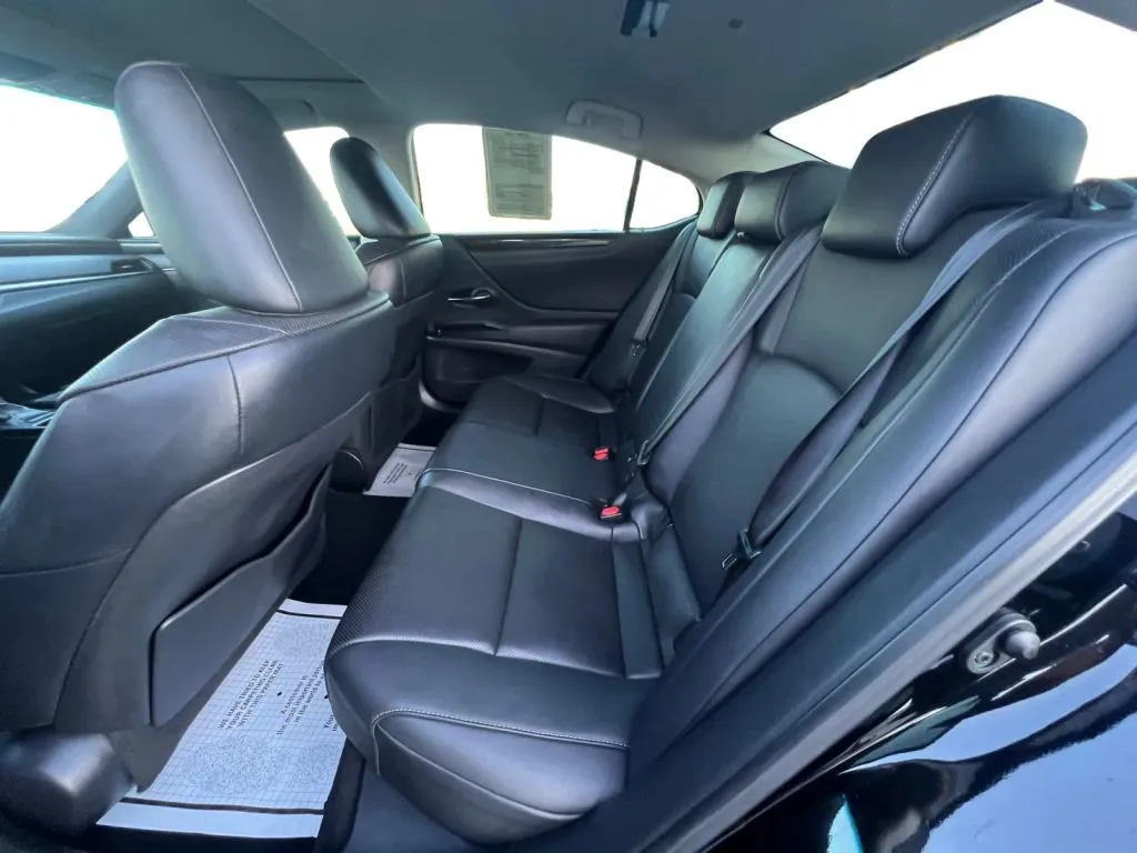 Lexus ES photo 14