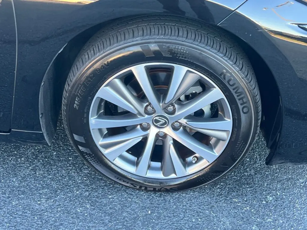 Lexus ES photo 34