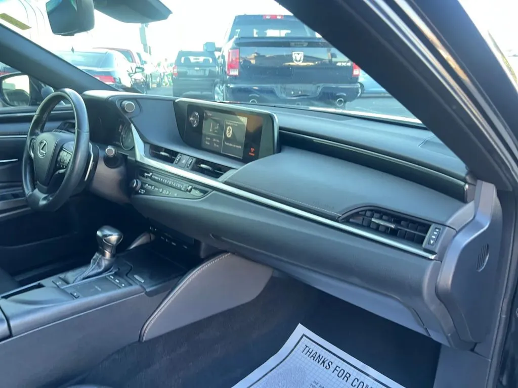 Lexus ES photo 16