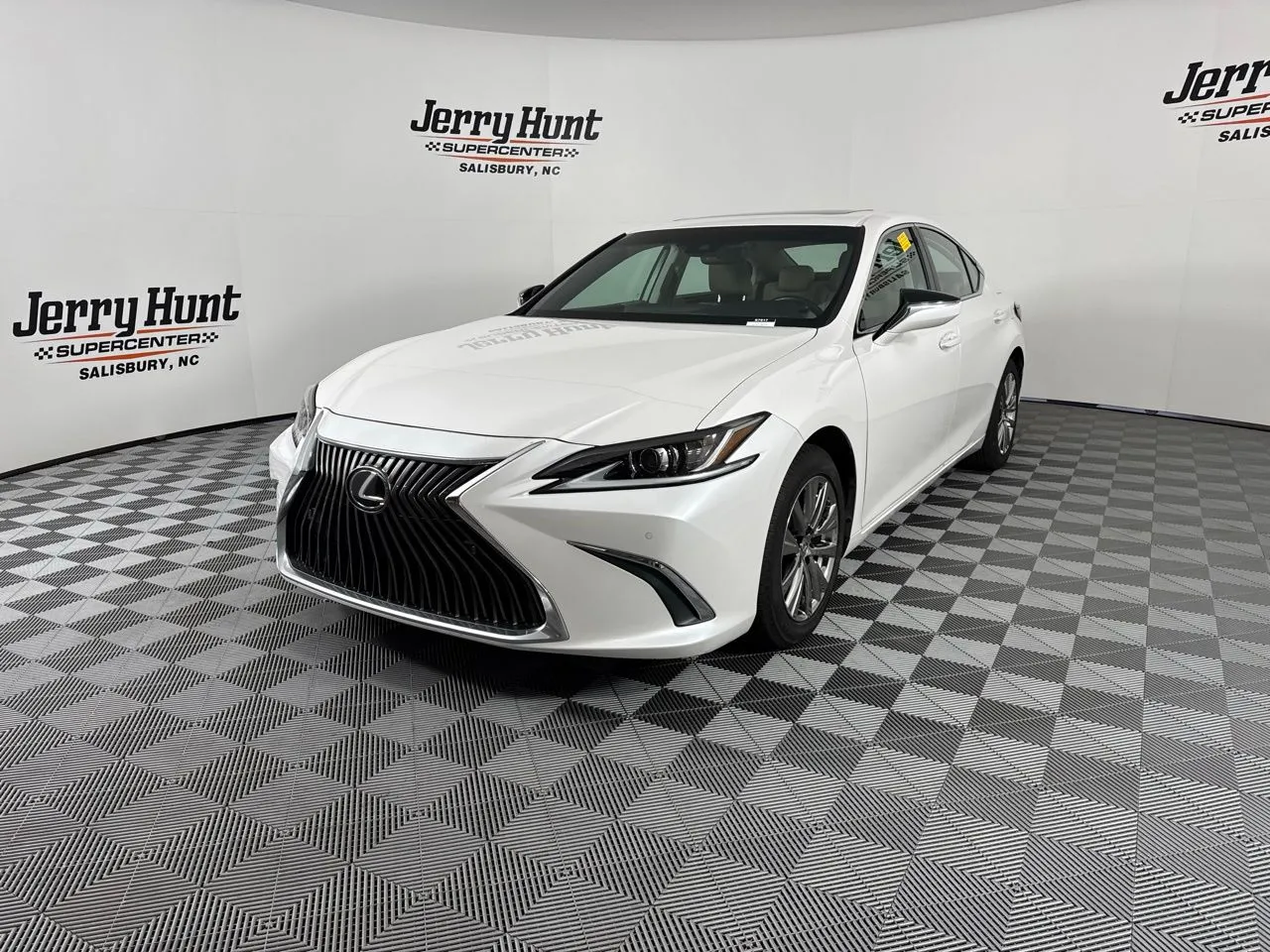 2020 Lexus ES 350's photo