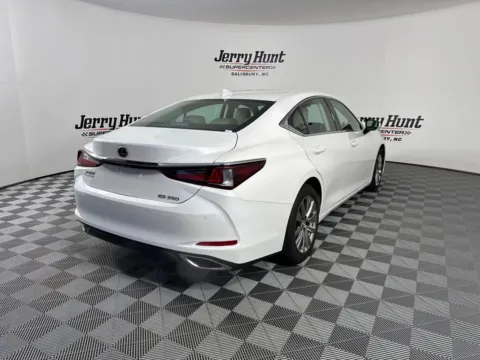 More photos of 2020 Lexus ES 350 at Jerry Hunt Supercenter - Salisbury, NC
