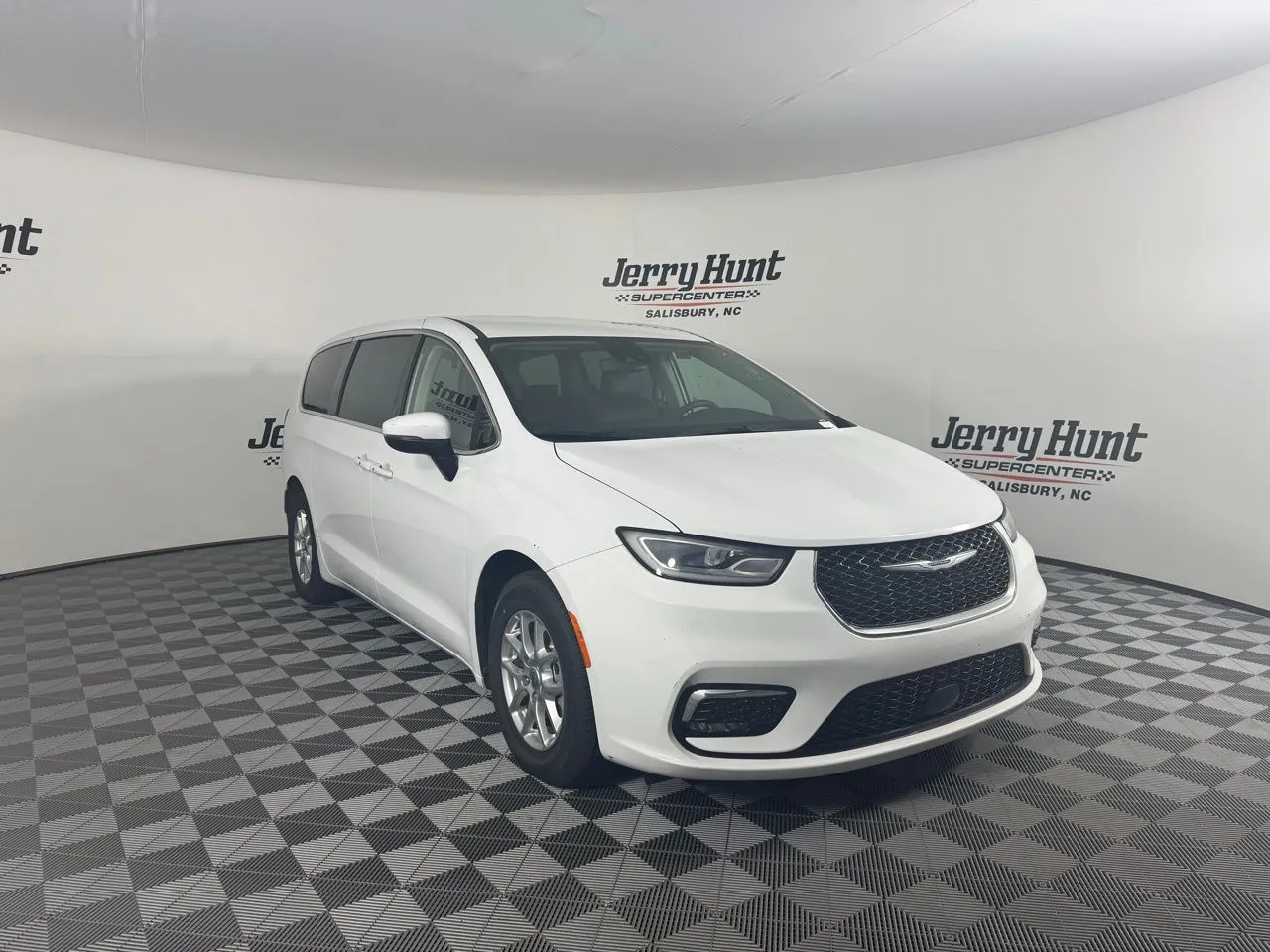 2023 Chrysler Pacifica Touring L's photo