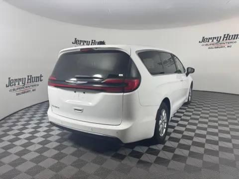 More photos of 2023 Chrysler Pacifica Touring L at Jerry Hunt Supercenter - Salisbury, NC