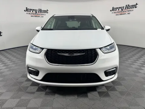 More photos of 2023 Chrysler Pacifica Touring L at Jerry Hunt Supercenter - Salisbury, NC