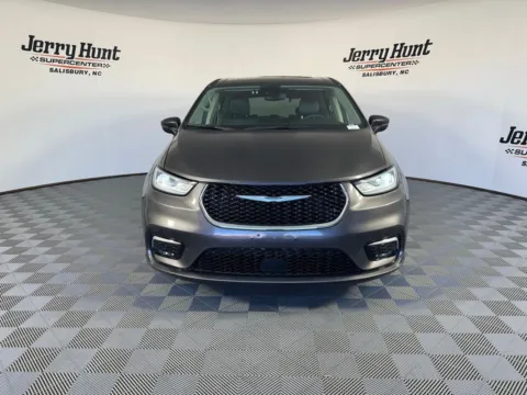 More photos of 2023 Chrysler Pacifica Touring L at Jerry Hunt Supercenter - Salisbury, NC