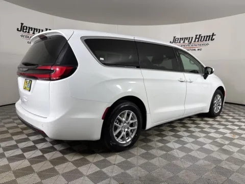 More photos of 2023 Chrysler Pacifica Touring L at Jerry Hunt Supercenter - Salisbury, NC