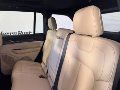 More photos of 2023 Jeep Grand Cherokee Limited at Jerry Hunt Supercenter - Salisbury, NC