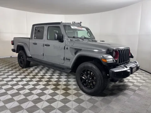 More photos of 2022 Jeep Gladiator Altitude at Jerry Hunt Supercenter - Salisbury, NC