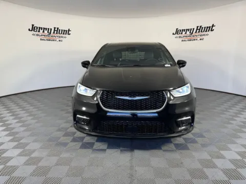 More photos of 2025 Chrysler Pacifica Select at Jerry Hunt Supercenter - Salisbury, NC