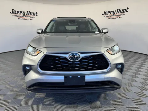 More photos of 2021 Toyota Highlander XLE at Jerry Hunt Supercenter - Salisbury, NC
