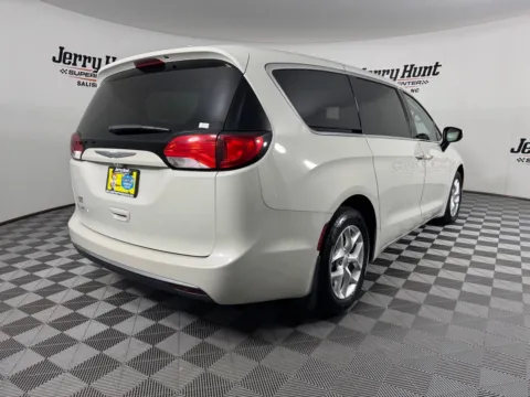 More photos of 2017 Chrysler Pacifica Touring L at Jerry Hunt Supercenter - Salisbury, NC