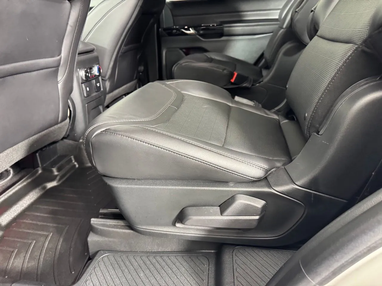 2023 Ford Explorer Platinum - Photo 22