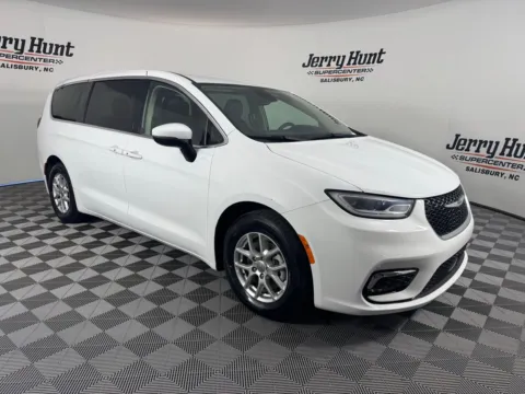 More photos of 2023 Chrysler Pacifica Touring L at Jerry Hunt Supercenter - Salisbury, NC