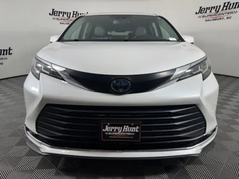 More photos of 2023 Toyota Sienna XLE at Jerry Hunt Supercenter - Salisbury, NC
