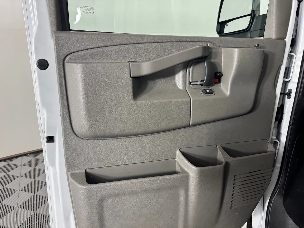 2024 Chevrolet Express Passenger LT - Photo 11