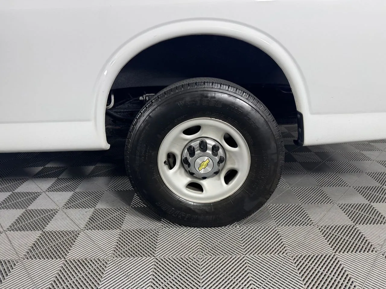 2024 Chevrolet Express Passenger LT - Photo 27