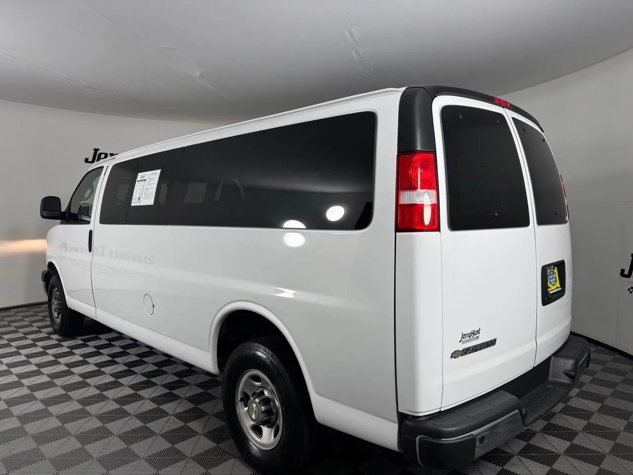 2024 Chevrolet Express Passenger LT - Photo 10