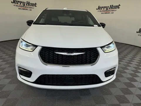 More photos of 2025 Chrysler Pacifica Select at Jerry Hunt Supercenter - Salisbury, NC
