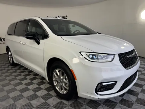 More photos of 2025 Chrysler Pacifica Select at Jerry Hunt Supercenter - Salisbury, NC