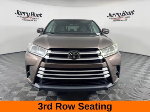 More photos of 2019 Toyota Highlander LE at Jerry Hunt Supercenter - Salisbury, NC