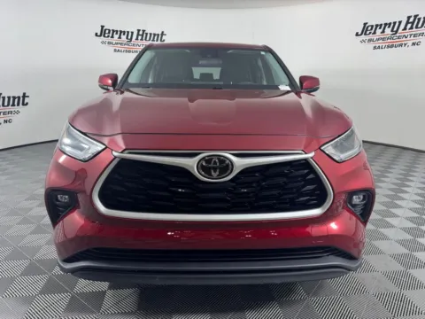 More photos of 2021 Toyota Highlander LE at Jerry Hunt Supercenter - Salisbury, NC