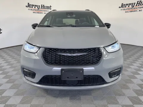 More photos of 2025 Chrysler Pacifica Limited at Jerry Hunt Supercenter - Salisbury, NC