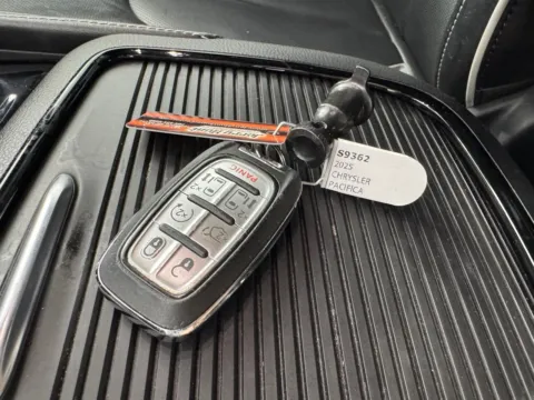 Photos of 2025 Chrysler Pacifica Limited for sale in Salisbury, NC at Jerry Hunt Supercenter - Salisbury
