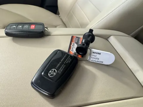 Photos of 2022 Toyota Highlander XLE for sale in Salisbury, NC at Jerry Hunt Supercenter - Salisbury