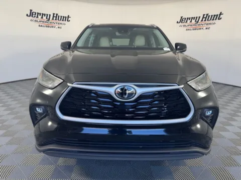 More photos of 2022 Toyota Highlander XLE at Jerry Hunt Supercenter - Salisbury, NC