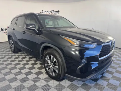 More photos of 2022 Toyota Highlander XLE at Jerry Hunt Supercenter - Salisbury, NC
