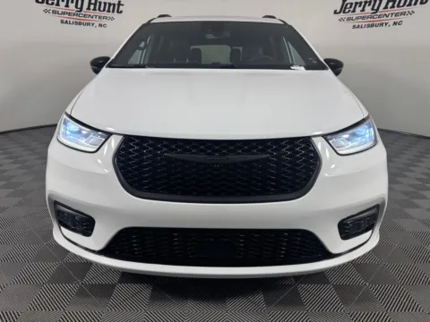 More photos of 2025 Chrysler Pacifica Limited at Jerry Hunt Supercenter - Salisbury, NC