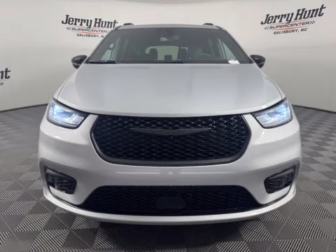 More photos of 2026 Chrysler Pacifica Limited at Jerry Hunt Supercenter - Salisbury, NC