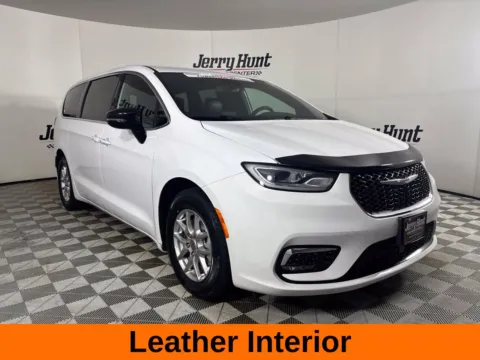 More photos of 2025 Chrysler Pacifica Select at Jerry Hunt Supercenter - Salisbury, NC
