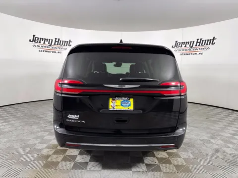 More photos of 2024 Chrysler Pacifica Touring L at Jerry Hunt Supercenter - Salisbury, NC