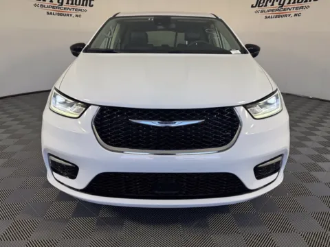 More photos of 2024 Chrysler Pacifica Touring L at Jerry Hunt Supercenter - Salisbury, NC