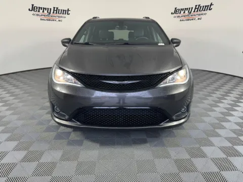 More photos of 2018 Chrysler Pacifica Touring L at Jerry Hunt Supercenter - Salisbury, NC