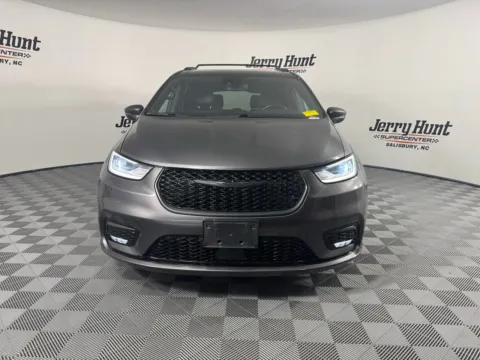 More photos of 2021 Chrysler Pacifica Touring L at Jerry Hunt Supercenter - Salisbury, NC