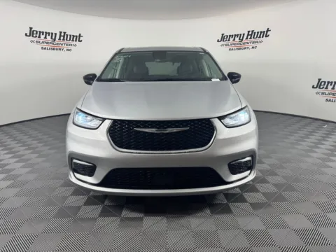 More photos of 2024 Chrysler Pacifica Touring L at Jerry Hunt Supercenter - Salisbury, NC