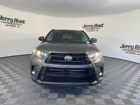 More photos of 2019 Toyota Highlander SE at Jerry Hunt Supercenter - Salisbury, NC