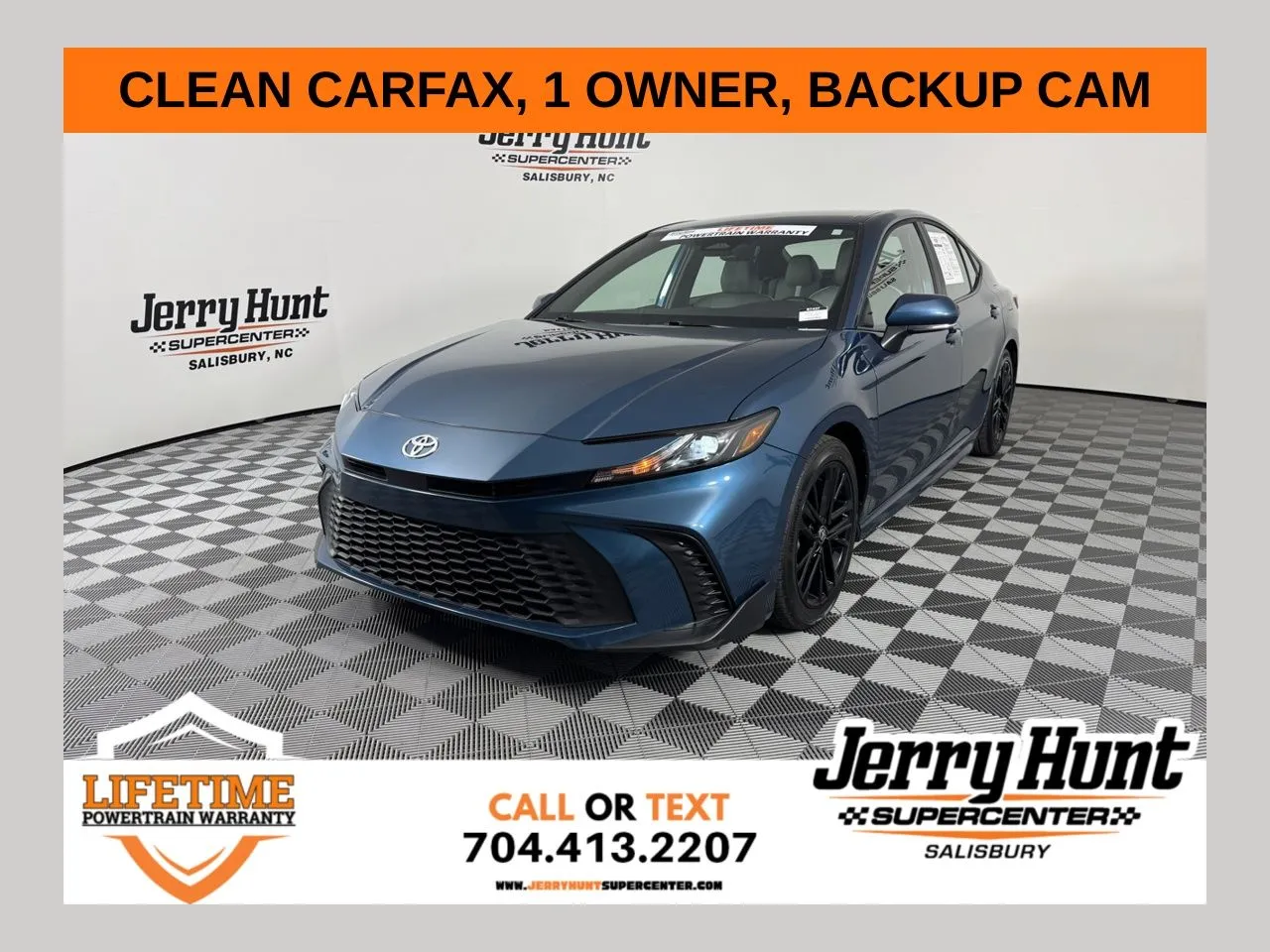 2025 Toyota Camry SE's photo