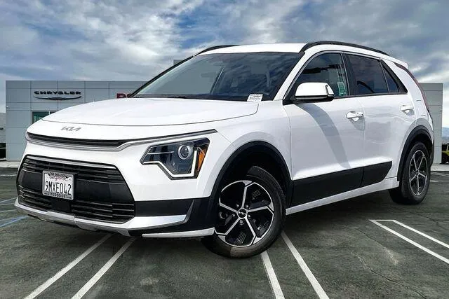 White 2023 Kia Niro EX for sale in Indio, CA