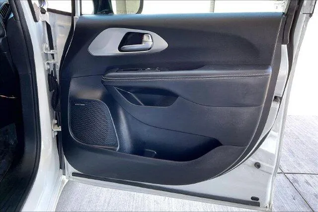 Chrysler Pacifica photo 23