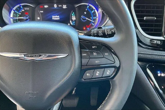 Chrysler Pacifica photo 19