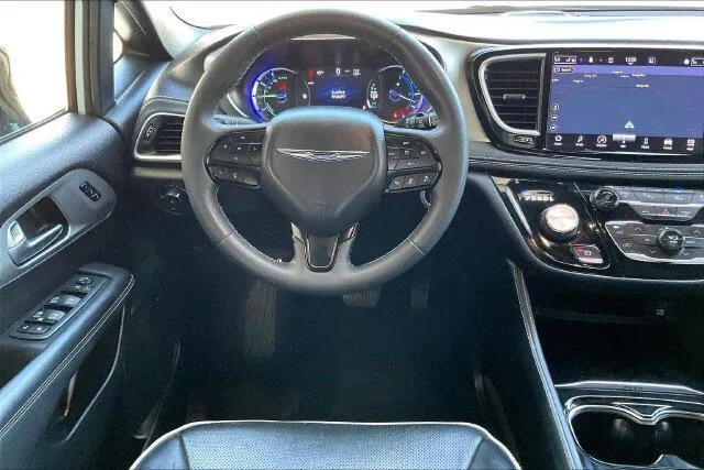 Chrysler Pacifica photo 4
