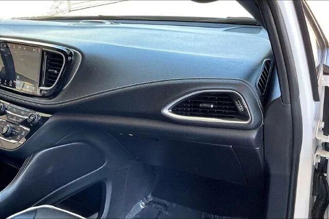 Chrysler Pacifica photo 16