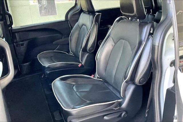 Chrysler Pacifica photo 25